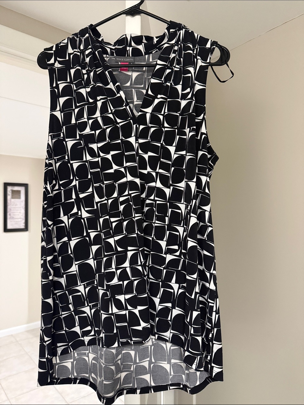 Vince Camuto Black & White Geometric Sleeveless Top
